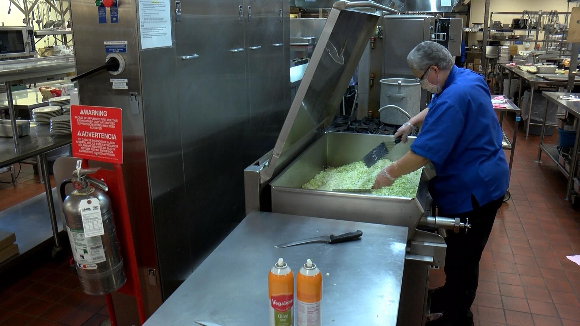 brenda-frary-preps-thanksgiving-meal